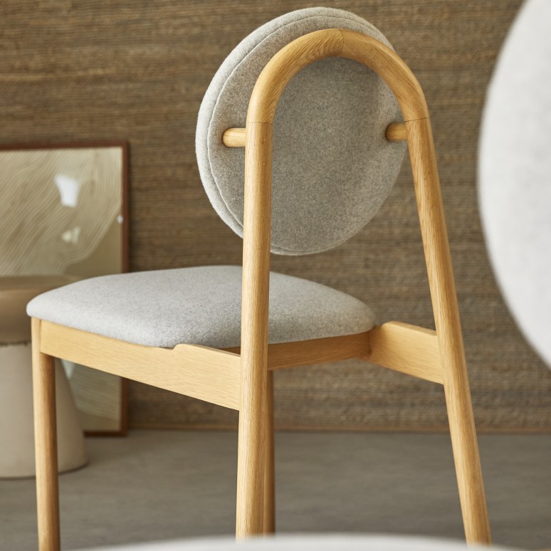 Olive - Chaise en chêne massif et lainage gris