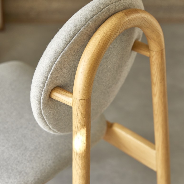 Olive - Silla de roble macizo y lana gris