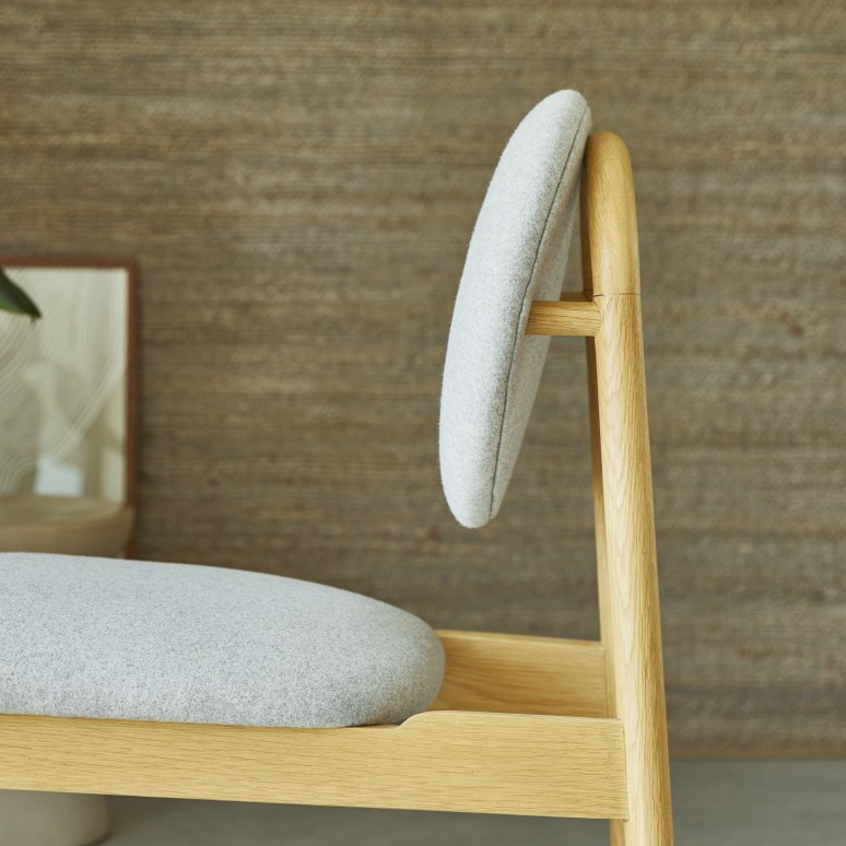 Olive - Stuhl aus massiver Eiche und grauer Wolle