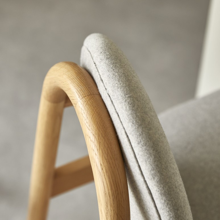 Olive - Silla alta de roble macizo y lana gris