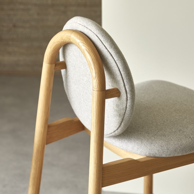 Olive - Barstuhl aus massiver Eiche und grauer Wolle