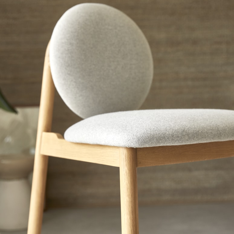 Olive - Chaise de comptoir en chêne massif et lainage gris