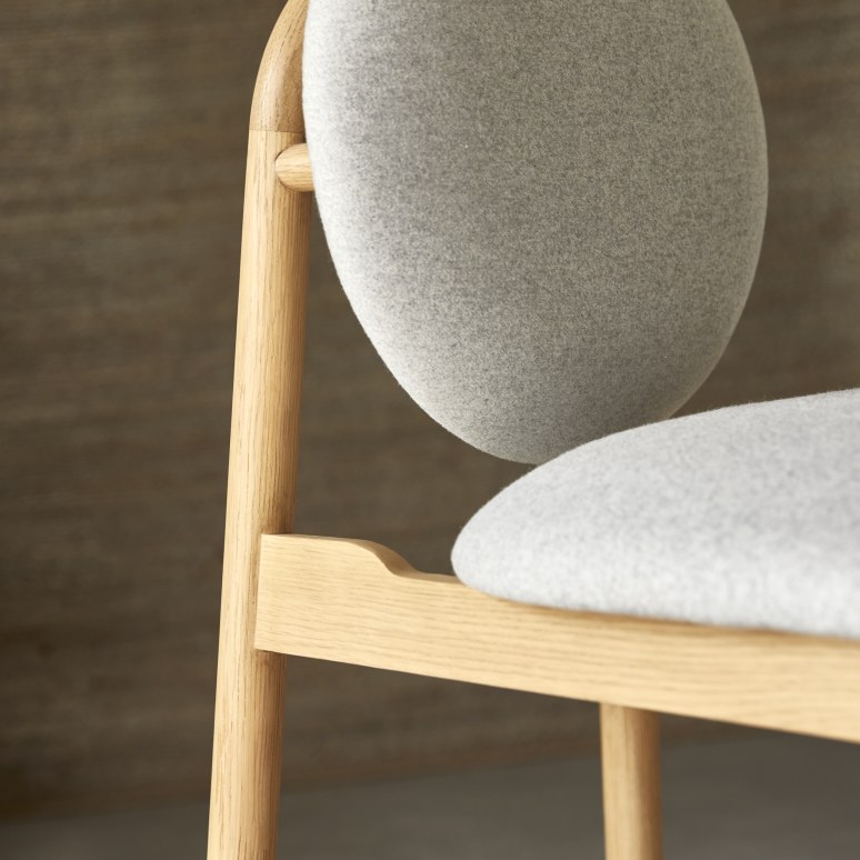 Olive - Barstuhl aus massiver Eiche und grauer Wolle