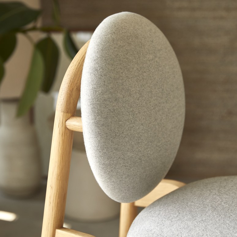 Olive - Chaise de comptoir en chêne massif et lainage gris