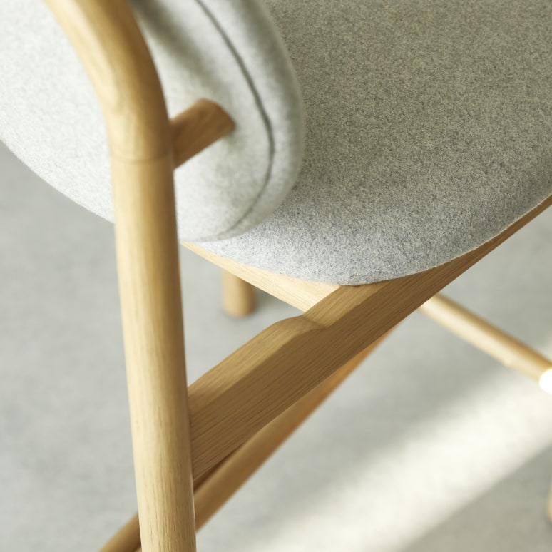 Olive - Silla alta de roble macizo y lana gris