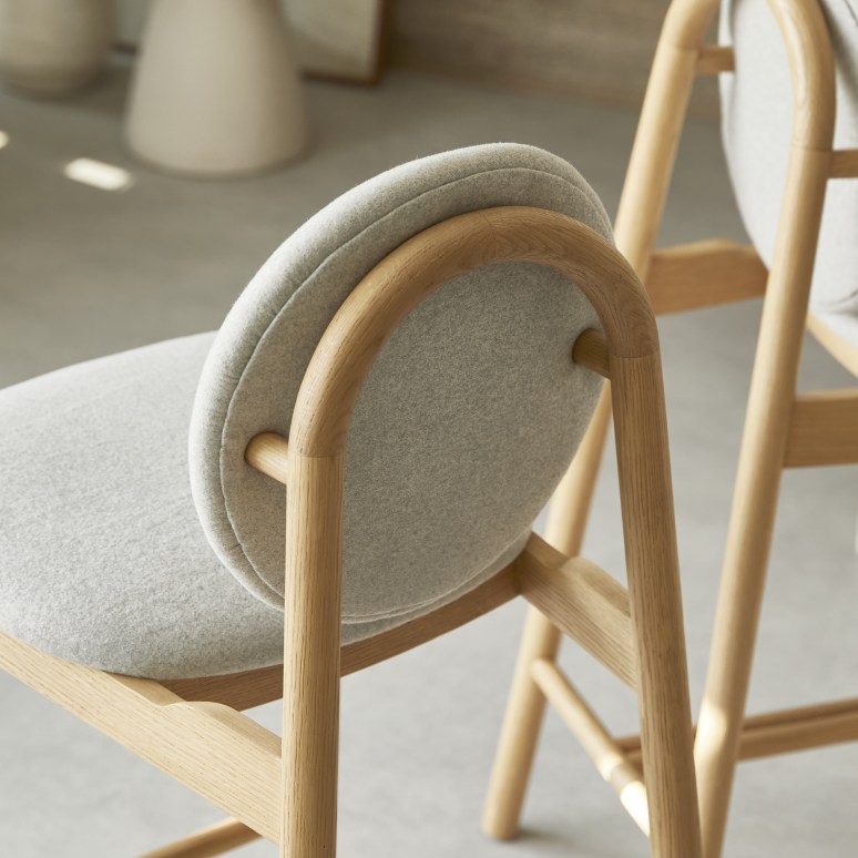 Olive - Chaise de comptoir en chêne massif et lainage gris