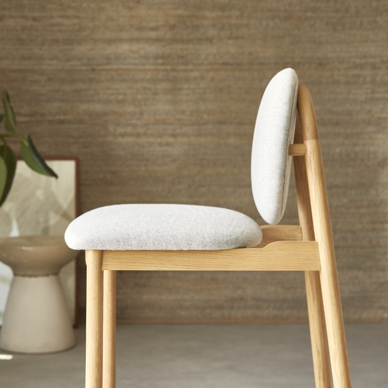 Olive - Chaise de comptoir en chêne massif et lainage gris