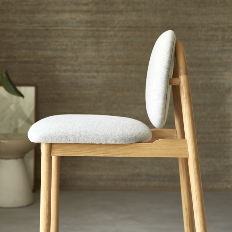 Olive - Chaise de comptoir en chêne massif et lainage gris
