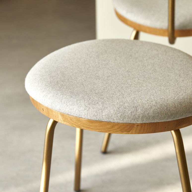 Soline - Chaise en chêne clair massif, tissu gris et métal