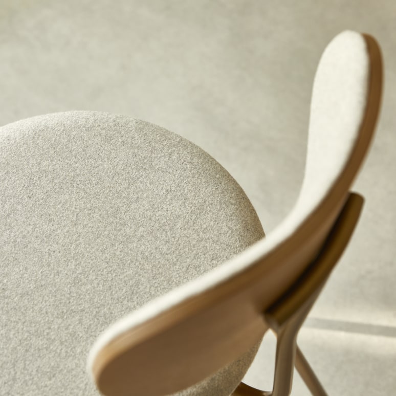 Soline - Chaise en chêne clair massif, tissu gris et métal