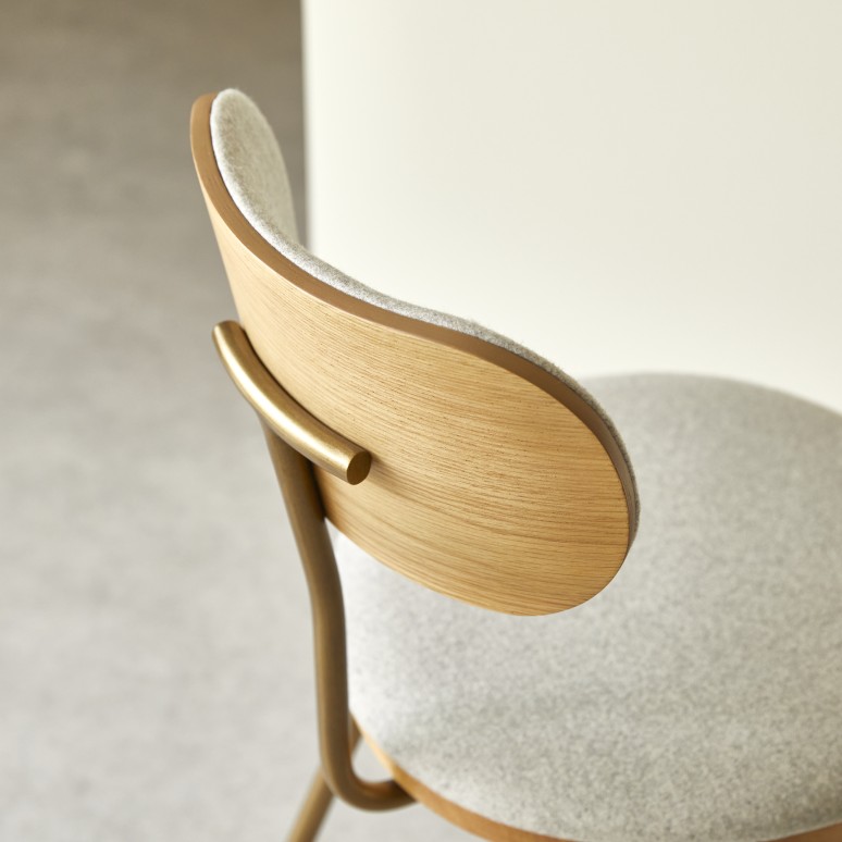 Soline - Chaise en chêne clair massif, tissu gris et métal