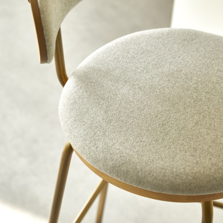 Soline - Chaise en chêne clair massif, tissu gris et métal