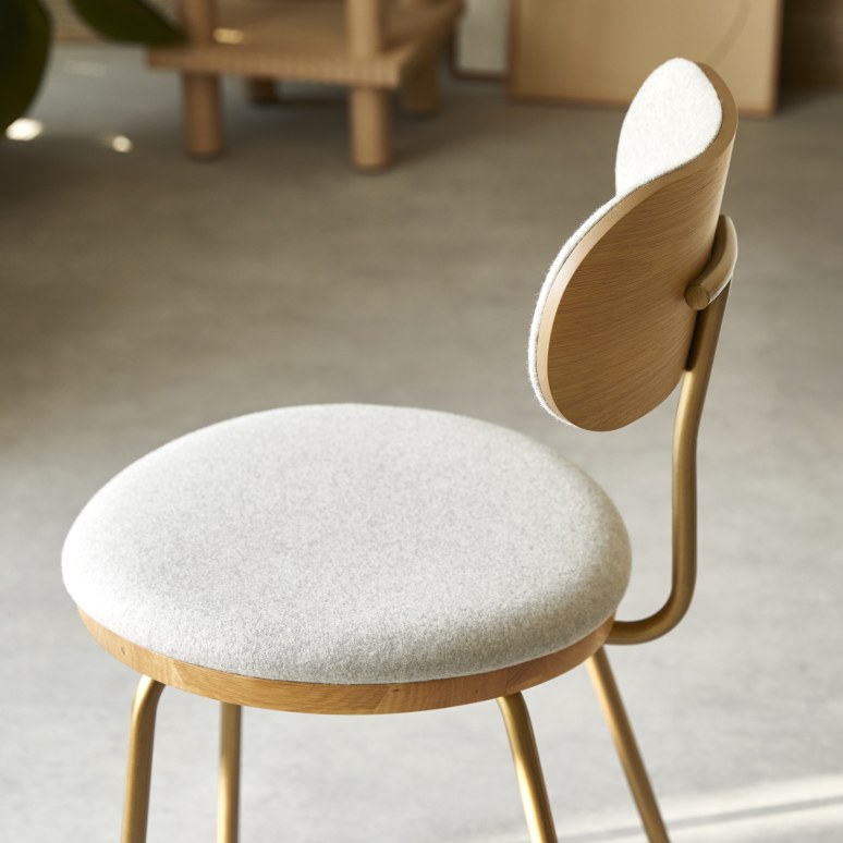 Soline - Chaise en chêne clair massif, tissu gris et métal