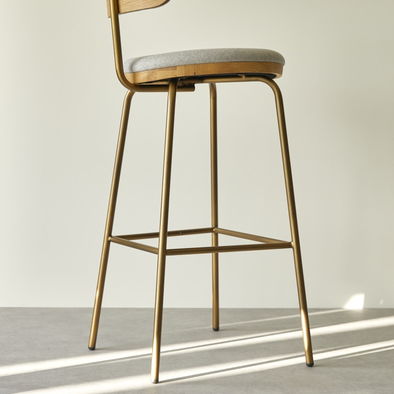 Soline - Chaise de bar en chêne clair massif, tissu gris et métal