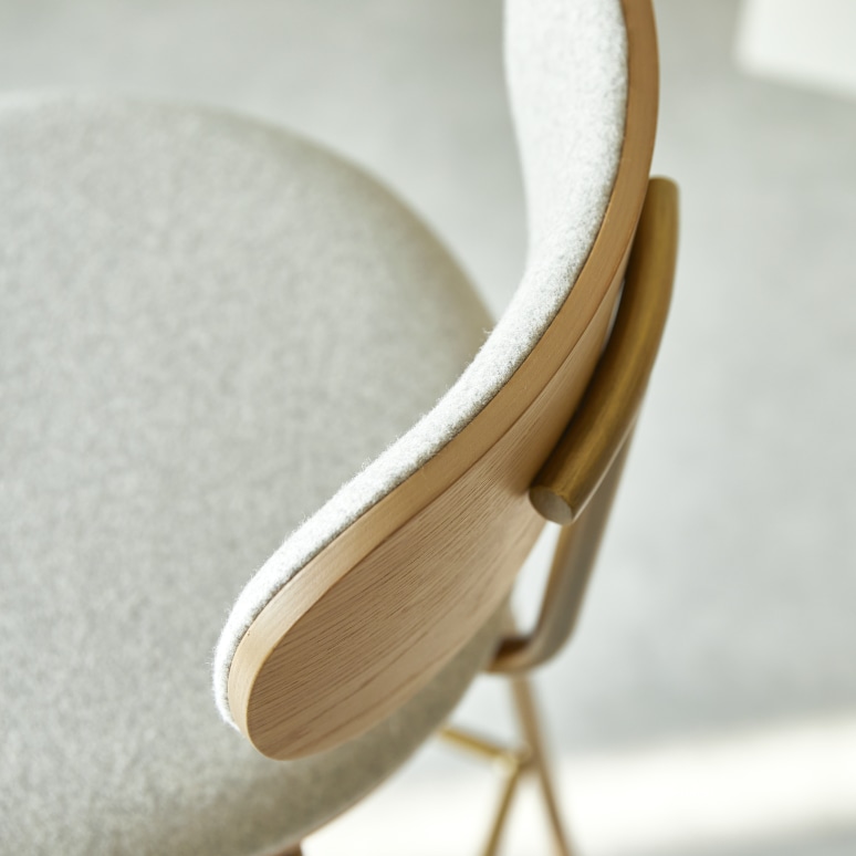 Soline - Chaise de bar en chêne clair massif, tissu gris et métal