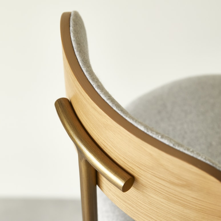 Soline - Chaise de bar en chêne clair massif, tissu gris et métal