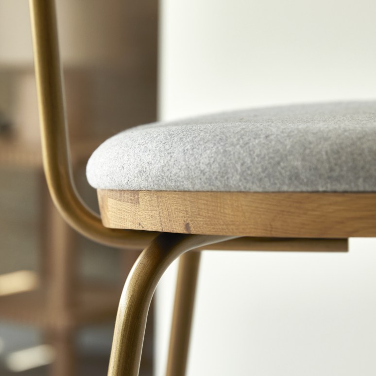 Soline - Chaise de bar en chêne clair massif, tissu gris et métal