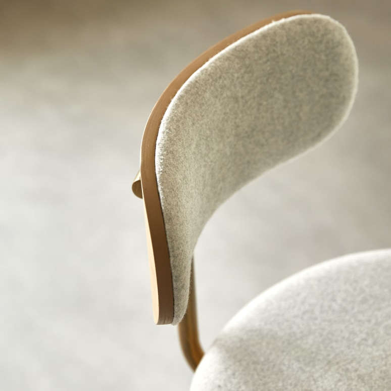 Soline - Chaise de bar en chêne clair massif, tissu gris et métal