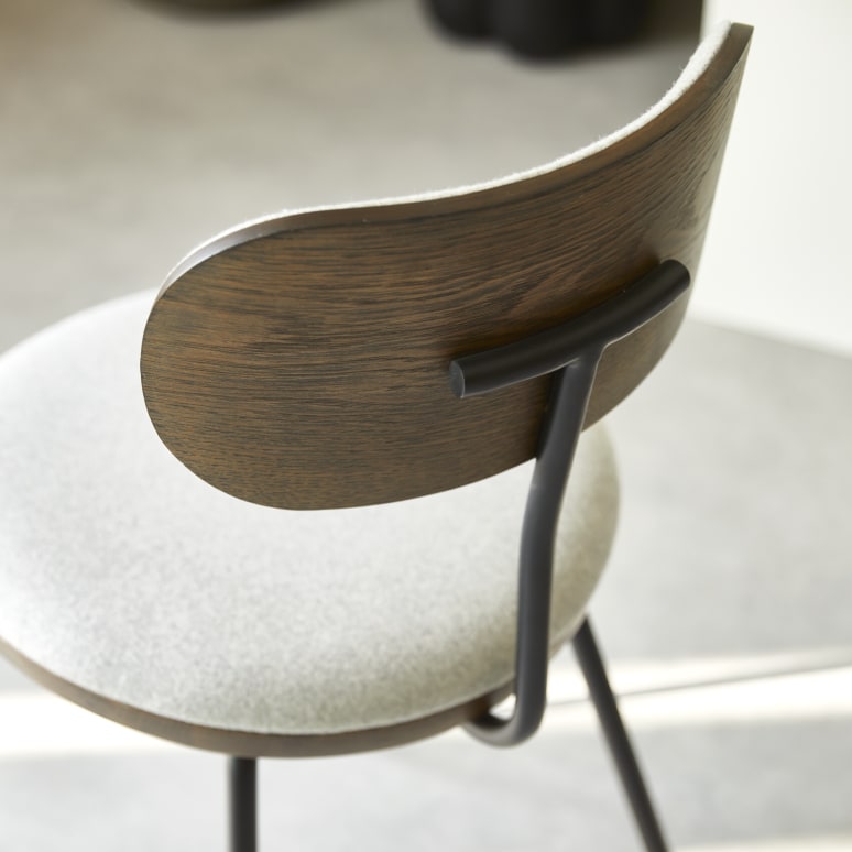 Soline - Chaise en chêne foncé massif, tissu gris et métal