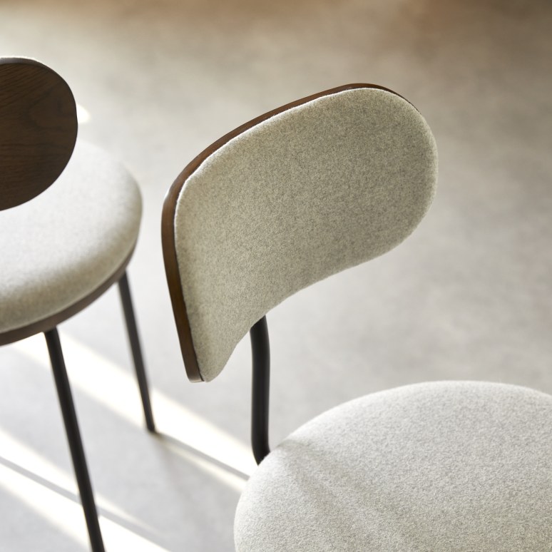 Soline - Sedia in rovere massello scuro, tessuto grigio e metallo