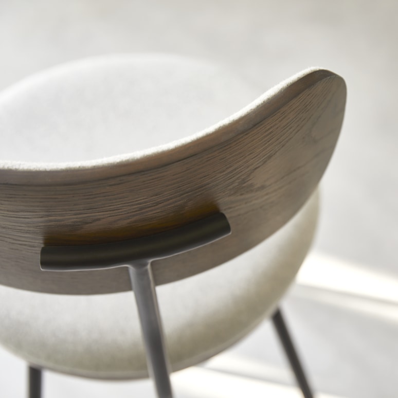 Soline - Sedia in rovere massello scuro, tessuto grigio e metallo