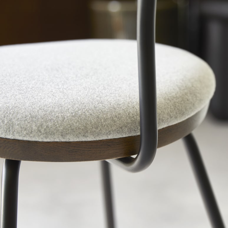 Soline - Chaise en chêne foncé massif, tissu gris et métal