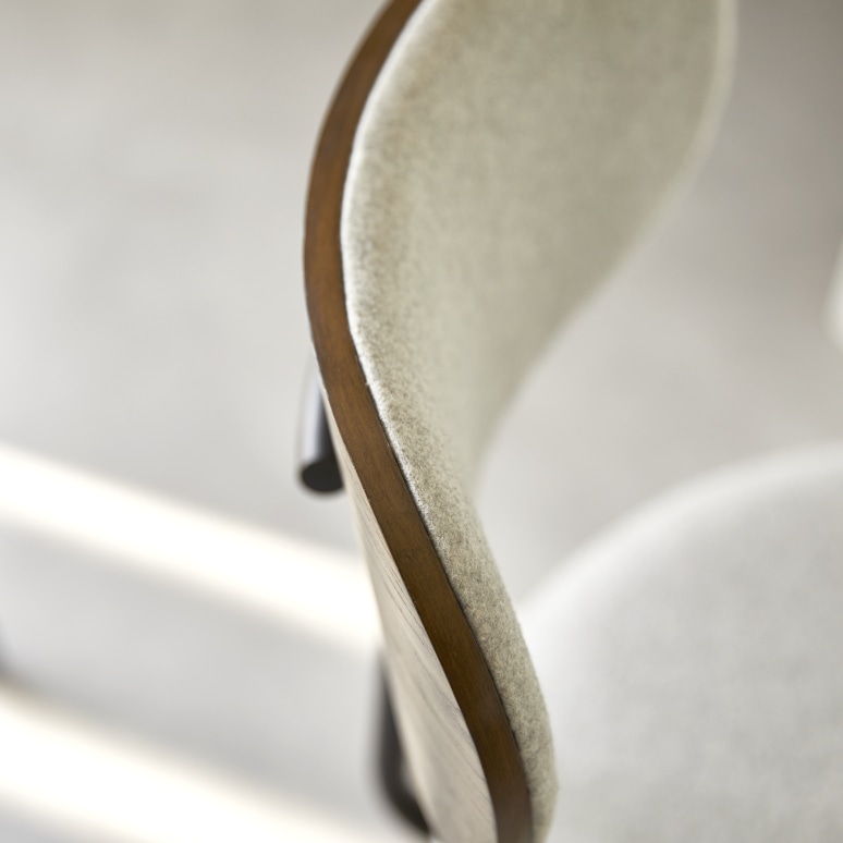 Soline - Chaise en chêne foncé massif, tissu gris et métal