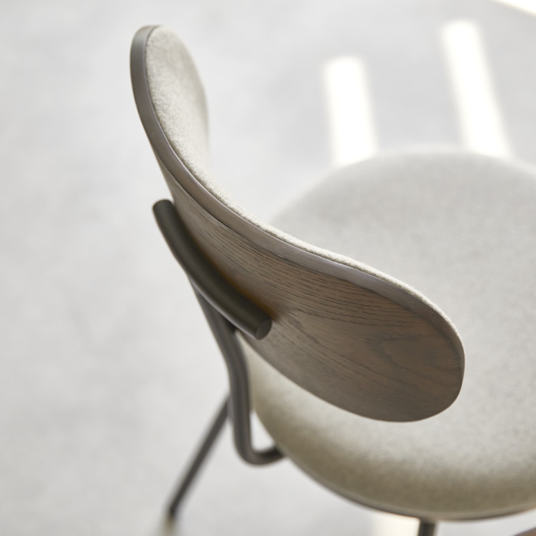 Soline - Chaise en chêne foncé massif, tissu gris et métal