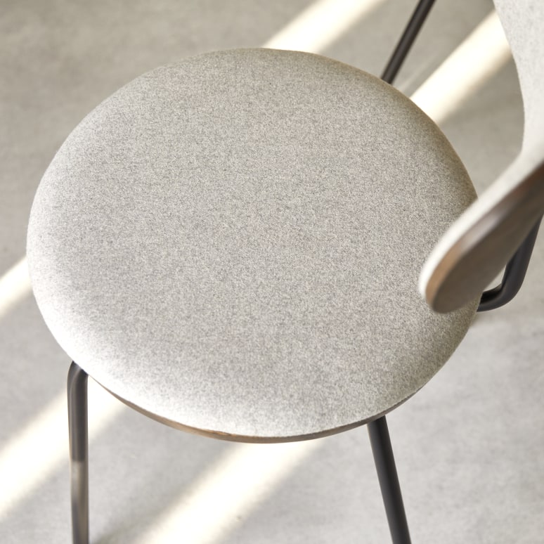 Soline - Chaise en chêne foncé massif, tissu gris et métal