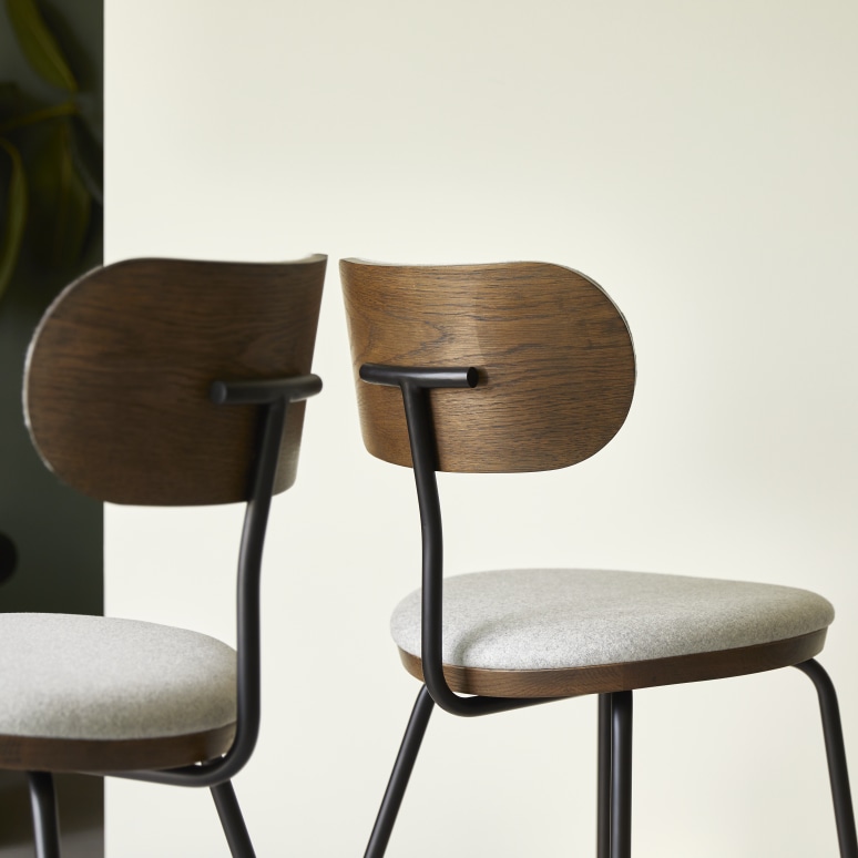 Soline - Sedia in rovere massello scuro, tessuto grigio e metallo