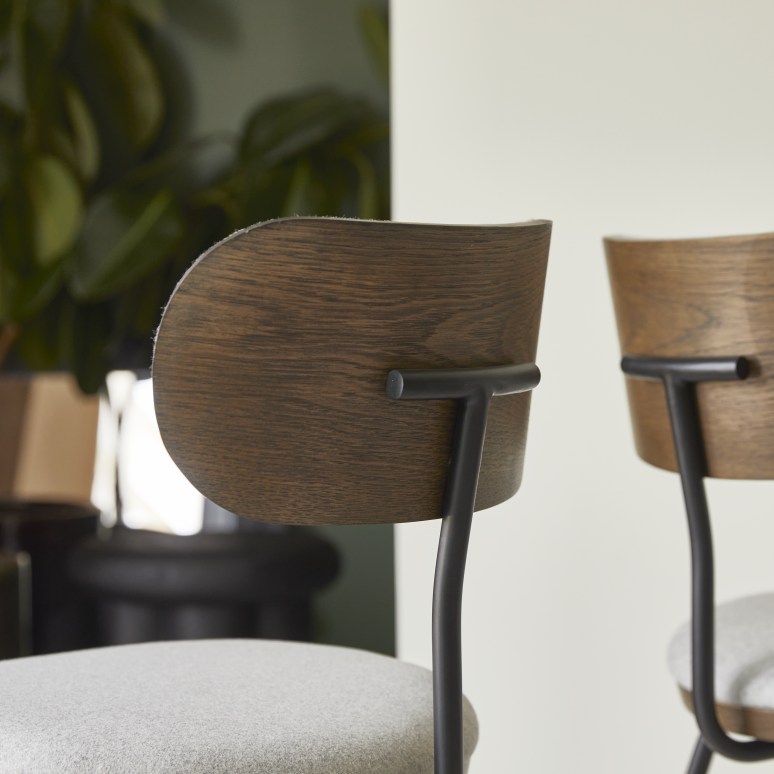 Soline - Sedia in rovere massello scuro, tessuto grigio e metallo