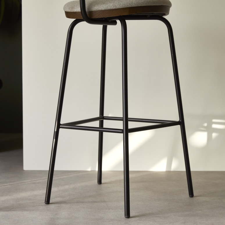Soline - Silla de bar de roble oscuro macizo, tela gris y metal