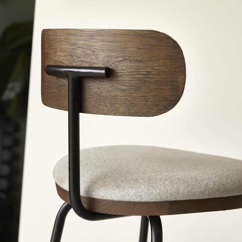 Soline - Chaise de bar en chêne foncé massif, tissu gris et métal