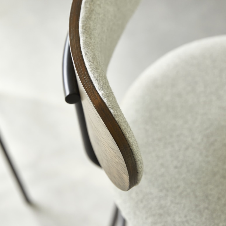 Soline - Chaise de bar en chêne foncé massif, tissu gris et métal