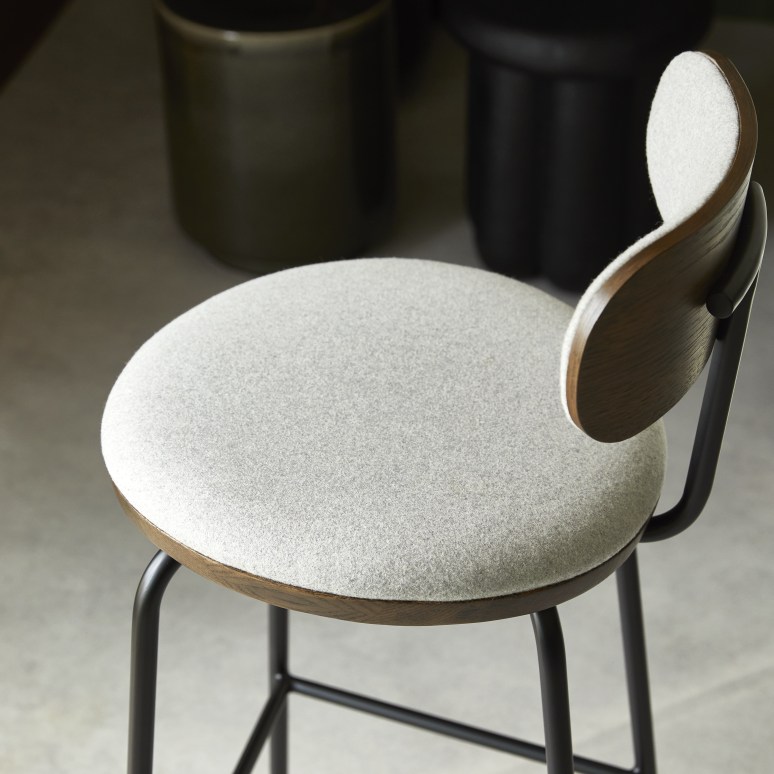 Soline - Chaise de bar en chêne foncé massif, tissu gris et métal