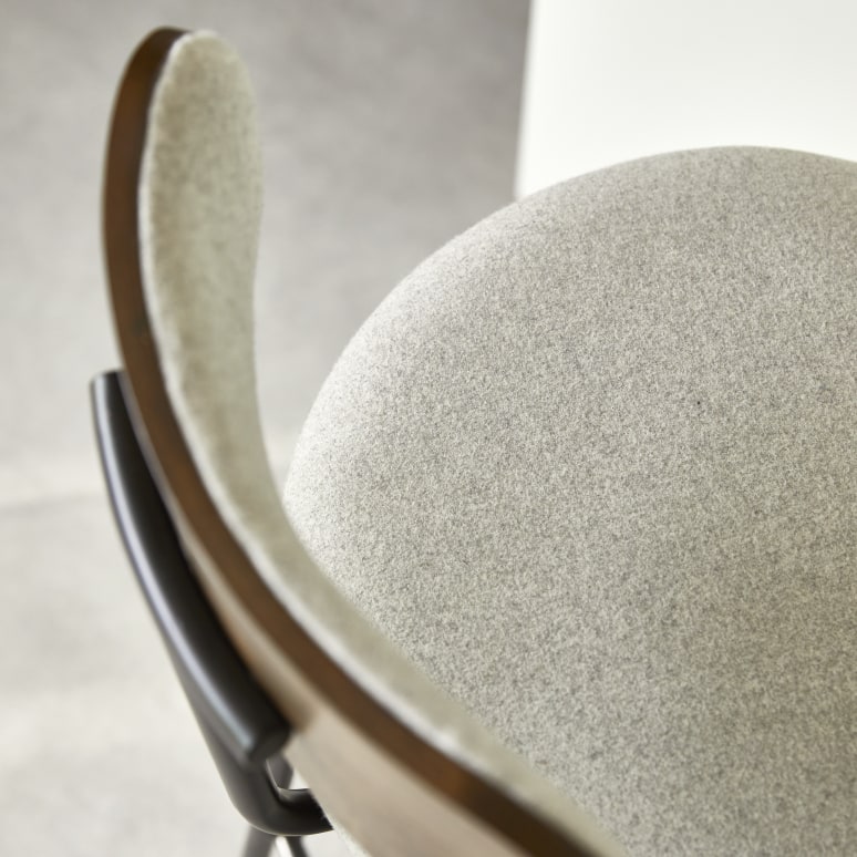 Soline - Chaise de bar en chêne foncé massif, tissu gris et métal