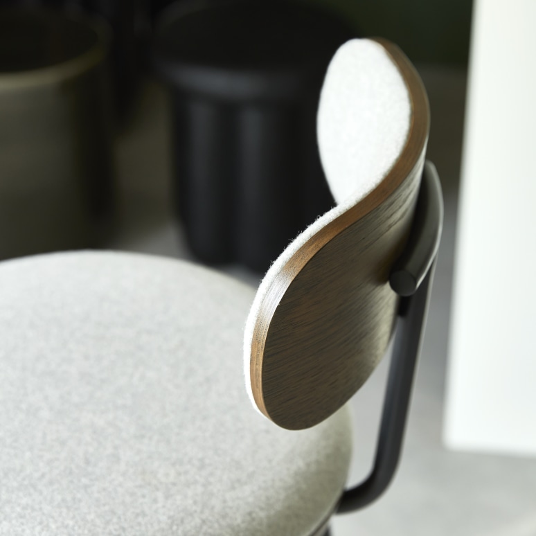 Soline - Chaise de bar en chêne foncé massif, tissu gris et métal