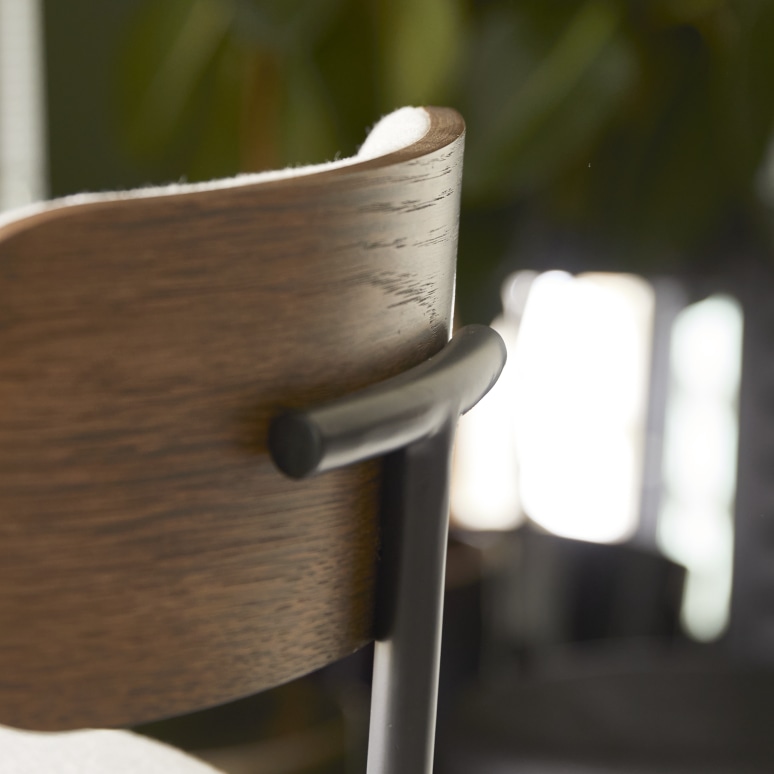 Soline - Chaise de bar en chêne foncé massif, tissu gris et métal