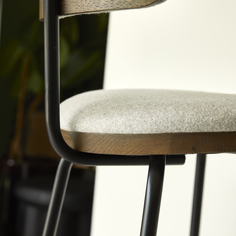 Soline - Chaise de bar en chêne foncé massif, tissu gris et métal