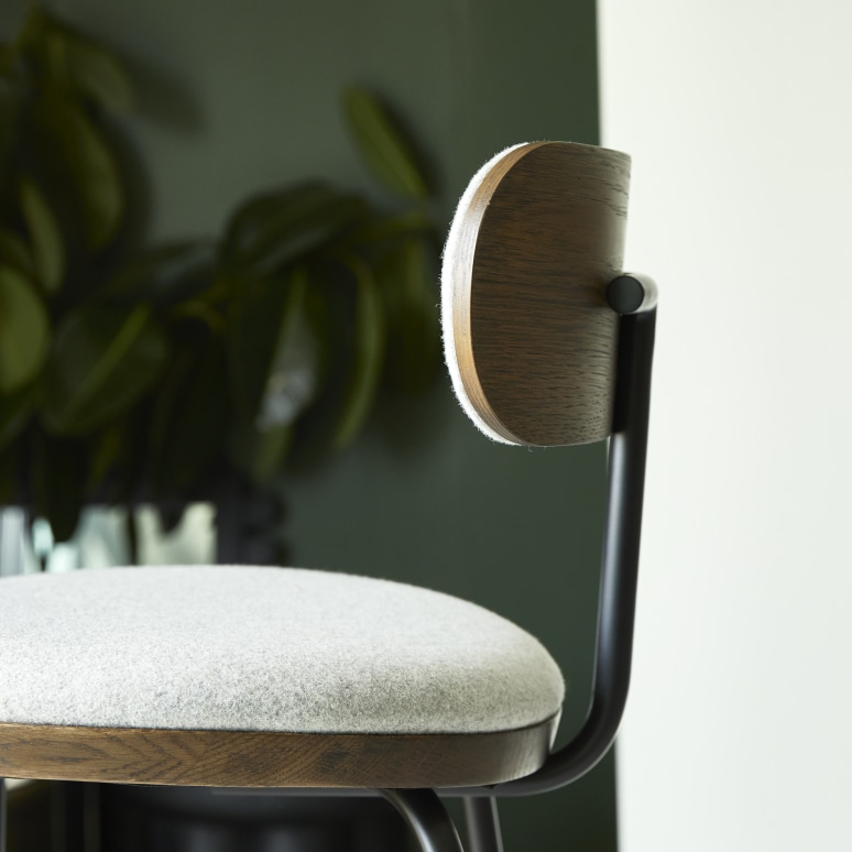 Soline - Chaise de bar en chêne foncé massif, tissu gris et métal