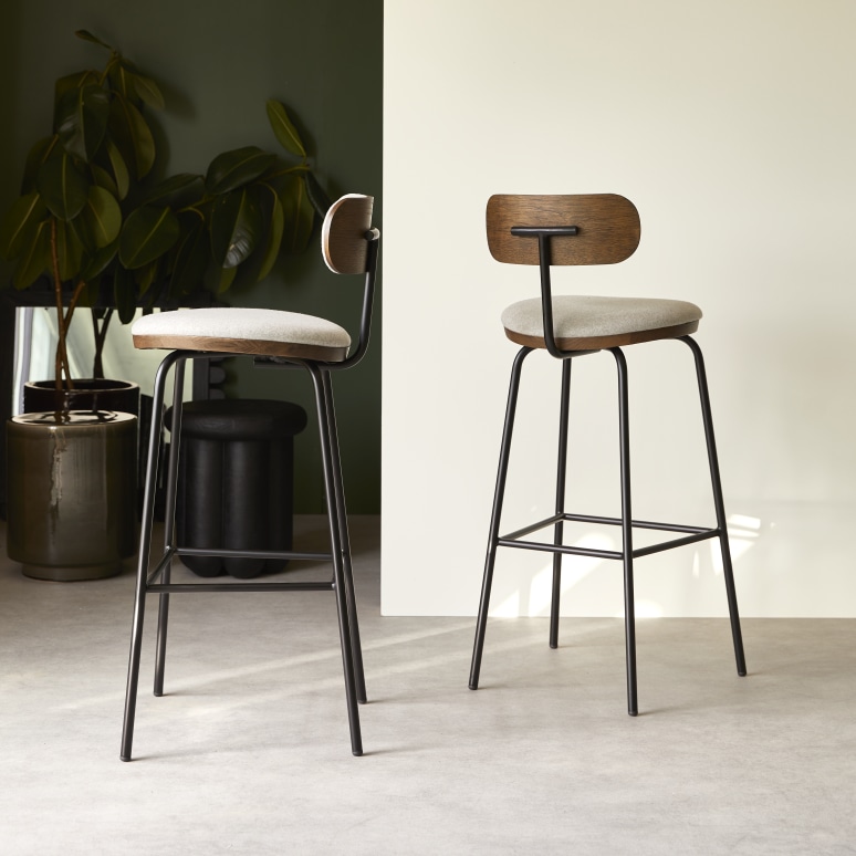 Soline - Chaise de bar en chêne foncé massif, tissu gris et métal