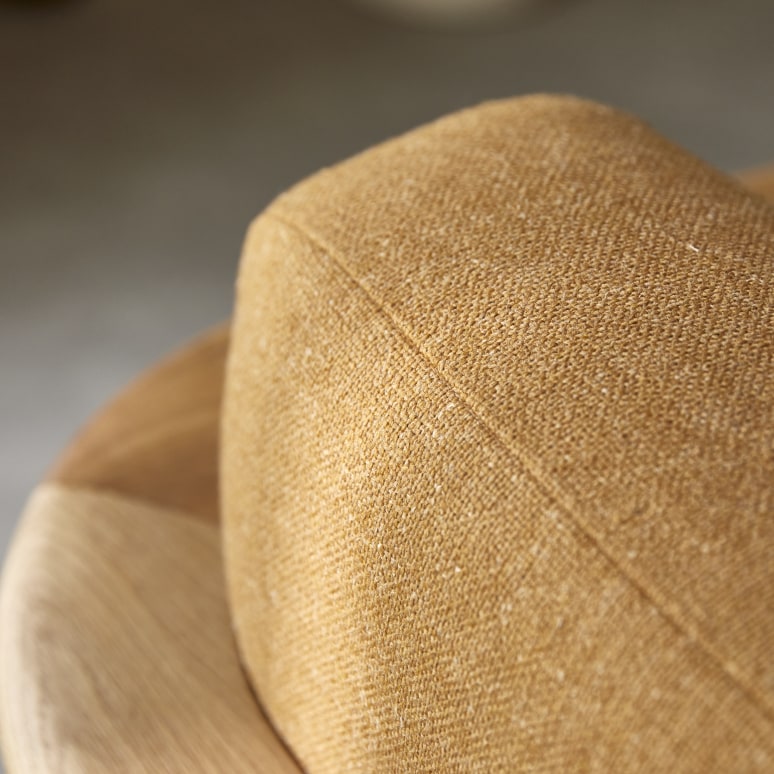 Tino - Fauteuil en chêne massif et tissu camel