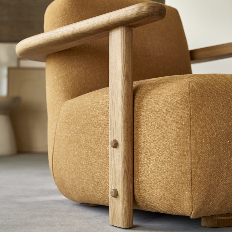 Tino - Fauteuil en chêne massif et tissu camel