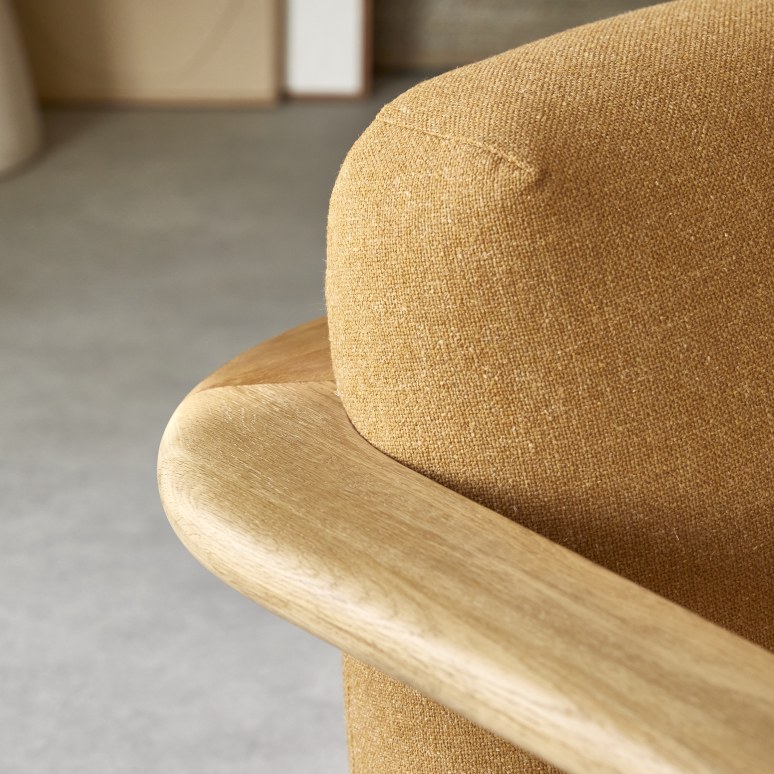 Tino - Fauteuil in massief eikenhout en camelbruine stof