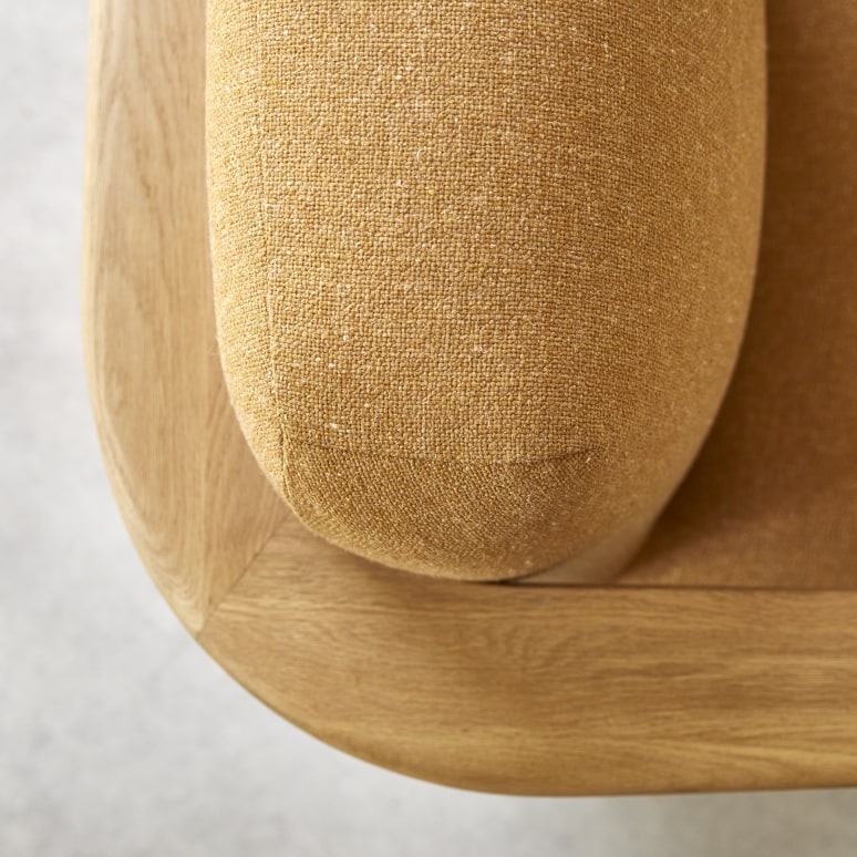 Tino - Fauteuil en chêne massif et tissu camel