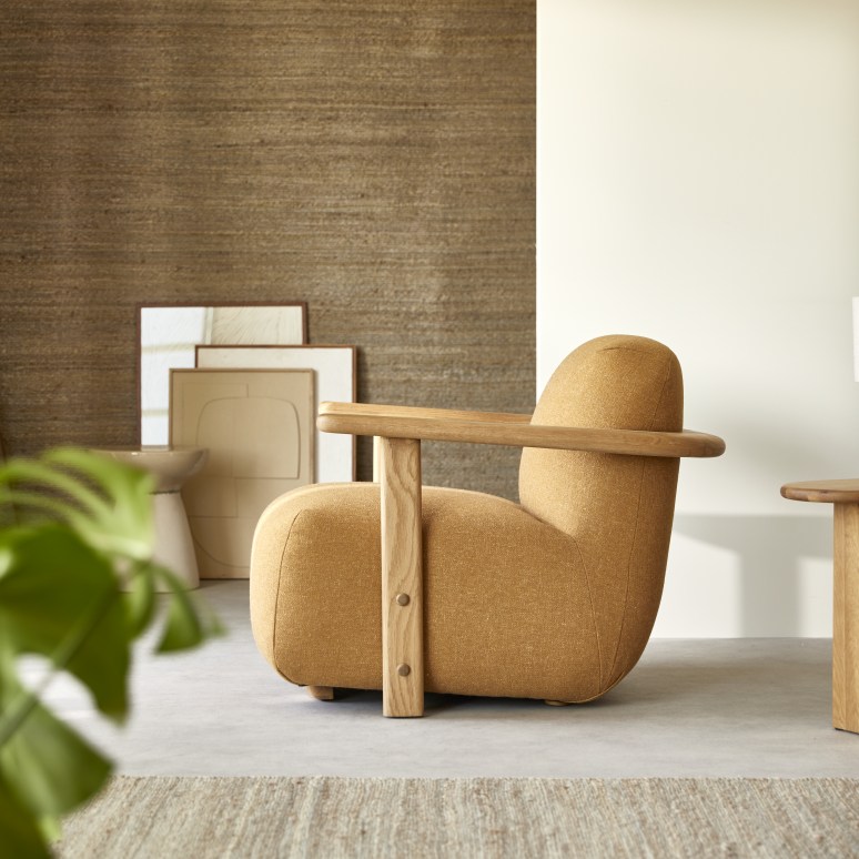 Tino - Fauteuil en chêne massif et tissu camel