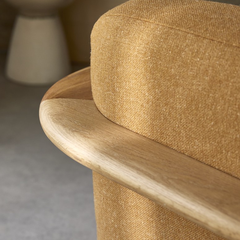 Tino - Fauteuil en chêne massif et tissu camel