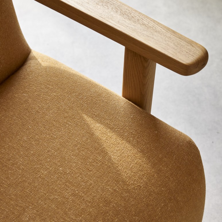 Tino - Fauteuil en chêne massif et tissu camel