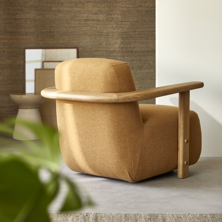 Tino - Fauteuil en chêne massif et tissu camel