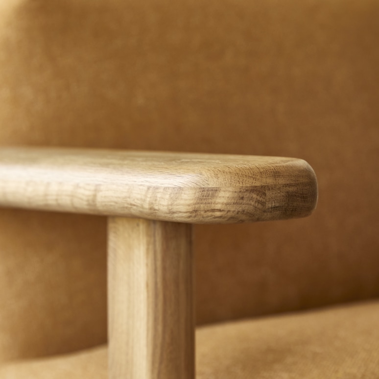 Tino - Fauteuil in massief eikenhout en camelbruine stof